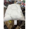 Image 4 : 2 White Tufted Queen Size Pillows