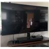 Image 5 : Hisense Flat Screen TV With Wood and Glass Media Stand