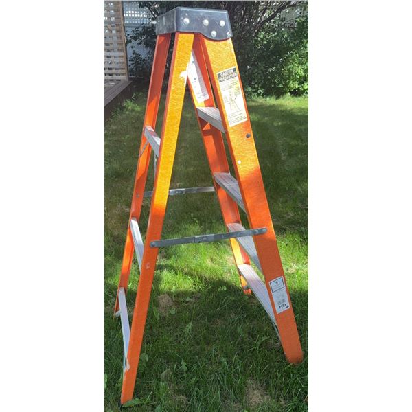Louisville 5-Foot Fibreglass Step Ladder 225 lb Rating