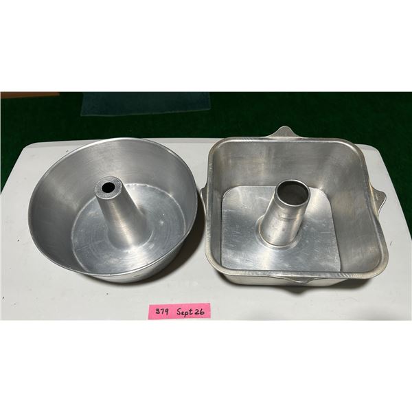 One piece round and 2-piece square angel food cake pans