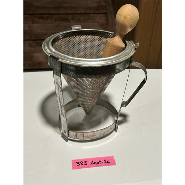 strainer/fruit press