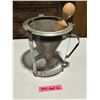 Image 1 : strainer/fruit press