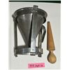 Image 2 : strainer/fruit press