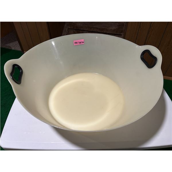 Large tub/tote/beer cooler/laundry basket 21” across