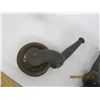 Image 2 : 926. Lot of 3 Antique Cast Iron Castors