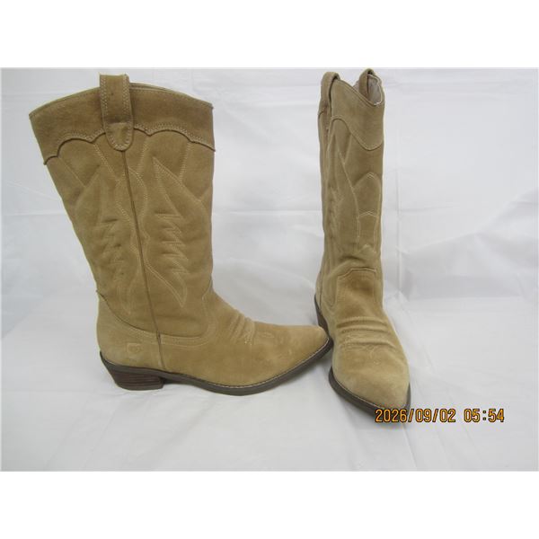 986. Ladies Giddy -Up Size 8 Swade Leather Cowgirl Boots in Great Shape