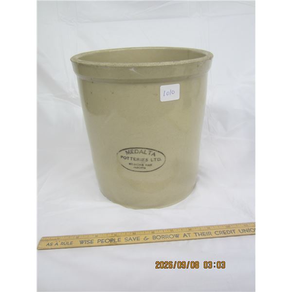 1010. Antique 1 Gallon Medalta Crock
