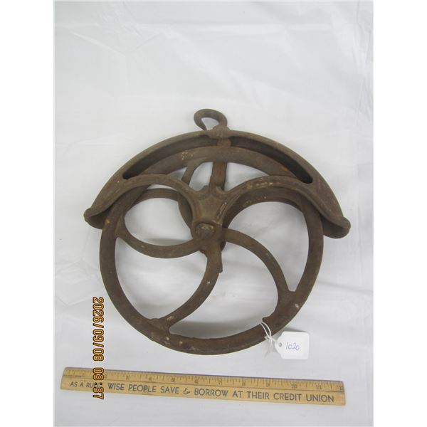 1020.  Large Antique Cast Iron Well Pulley
