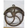 Image 2 : 1020.  Large Antique Cast Iron Well Pulley
