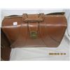 Image 6 : 1022. 2 Antique Suitcases