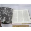 Image 5 : 1027. Robert Bateman Book an Artist in Nature Autographed in Good Condition