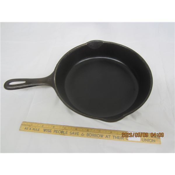 1050. Antique No.6 (9 inch) Cast Iron Frying Pan Marked USA