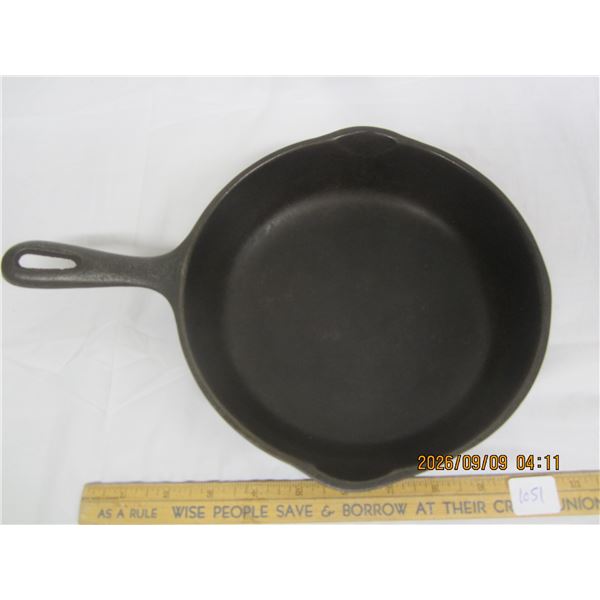 1051. Antique No.5 Cast Iron Frying Pan USA 7 inch