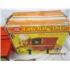 Image 7 : 1055. 1973 Betty Crocker Easy Bake Oven Working Comes with Box and Cookbook