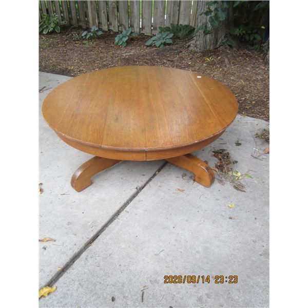 1102. Antique Round Coffee Table with Quarter Cut Top
