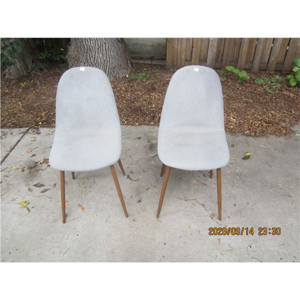 1106. 2 Vintage Mid Century Modern Style Chairs