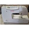Image 2 : Singer Esteem II Sewing Machine