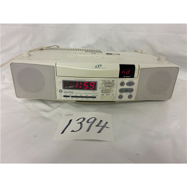 GE Spacemaker AM/FM Radio Kitchen Clock