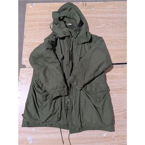 Army Surplus Extreme Cold Weather Combat Parka – Excellent Condition