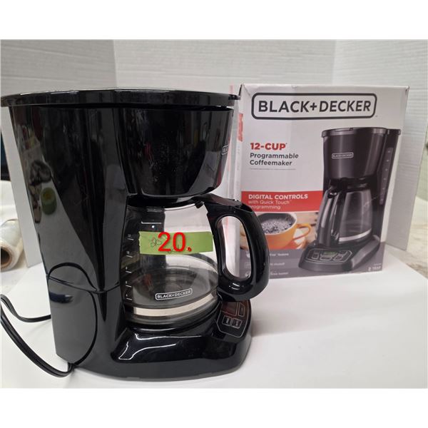 Black & Decker 12-cup Programable Coffee Maker – Good Condition