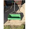 Image 1 : Grass seed/fertilizer spreader