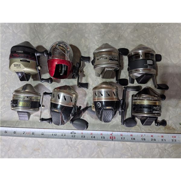 (8) Zebco Closed-Style Fishing Reels