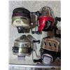 Image 5 : (8) Zebco Closed-Style Fishing Reels