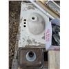 Image 2 : Pallet of misc items, sinks, hardware