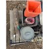Image 3 : Pallet of misc items, sifts, gas can
