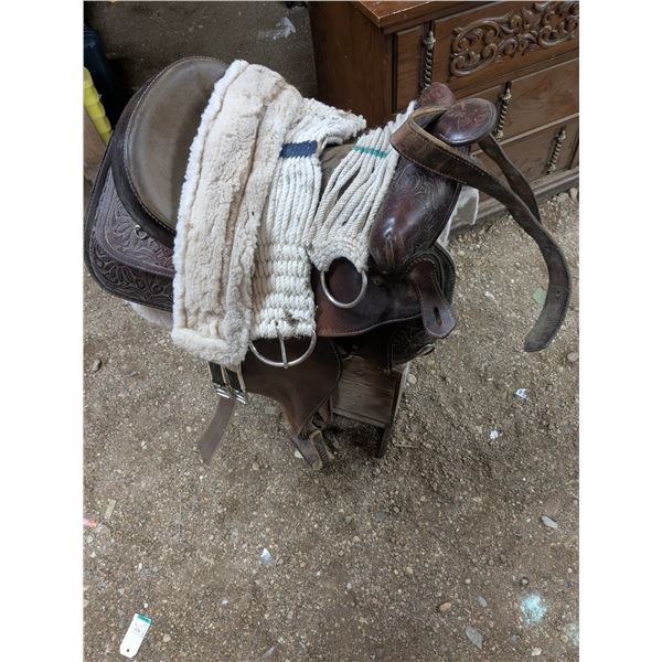 Western Rawhide Saddle (Winnipeg) c/w Extra Straps and Saddle Stand