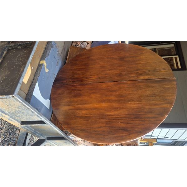 45” Split Pedestal Round Oak Table Comes w/ 2 Leaves