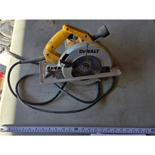 *OFFSITE* Dewalt Circular Saw – Working