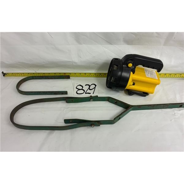 Easy Farm Gate Closer, Flashlight