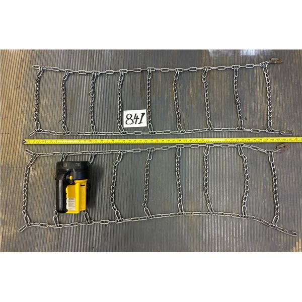 47” Garden Tractor Tire Chain, Flashlight