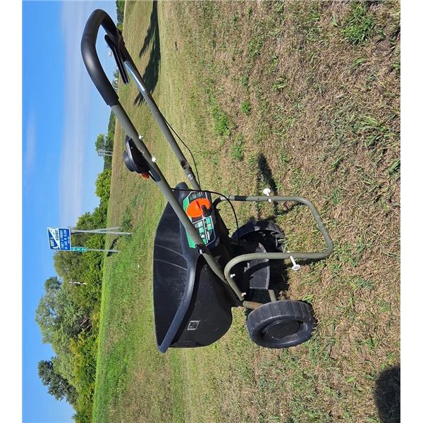 SCOTTS ELITE SPREADER PUSH BROADCAST SPREADER WITH A LARGE HOPPER