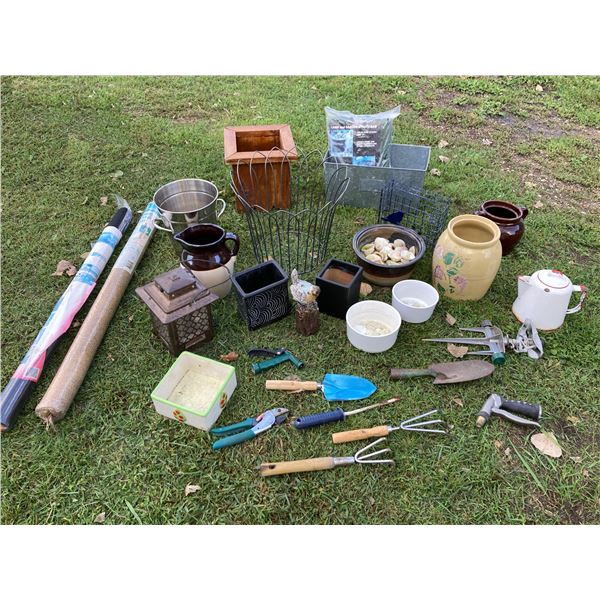MISCELLANEOUS GARDEN ITEMS, LOT 1