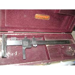 BOX OF U-HOOKS/METAL BLOCKS