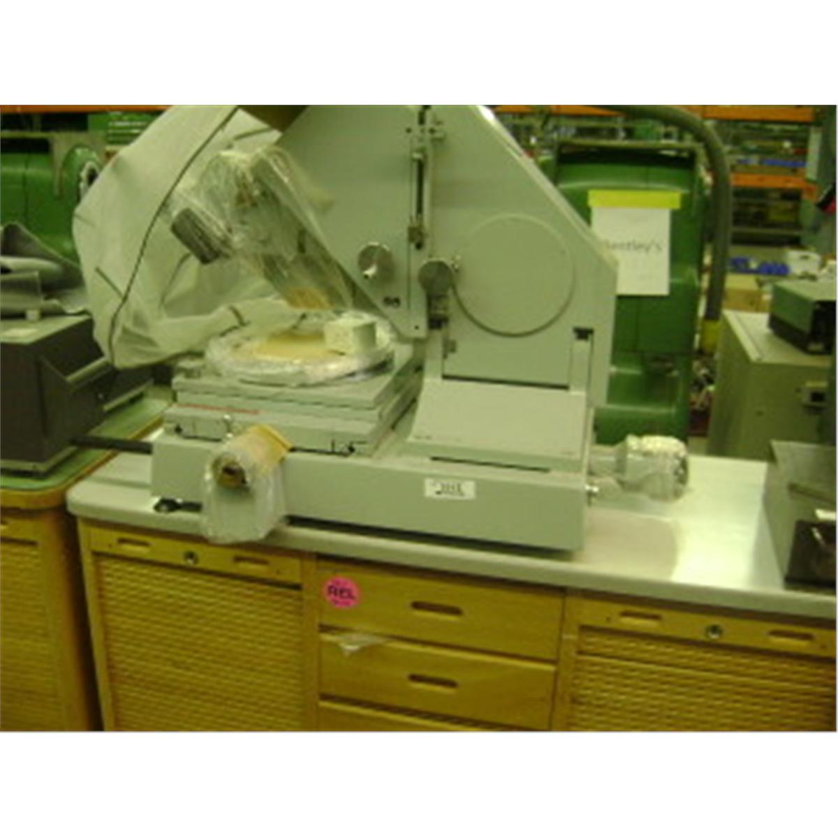 Microscope Comparartor ZEISS 4667 MICROSCOPE / COMPARATOR WITH TOOLING Extra Sequence #: CABINET