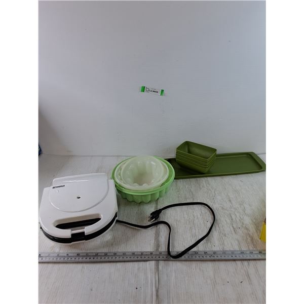 Kenmore Waffle Iron Powers On, (3) Jello Molds, Plastic Bowl with Serving Tray