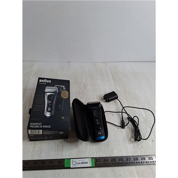 Braun S5 Cordless Wet & Dry Razor ( powers on)