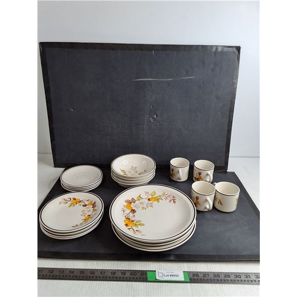 20 Piece Ming Pao Dinner Set (NIB)
