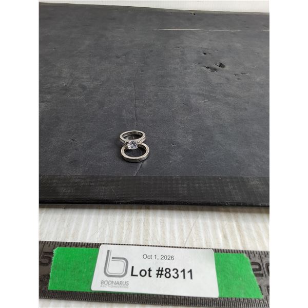 (2) Womans Rings approx. Size 8( as is)
