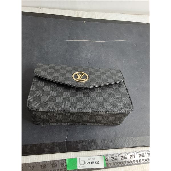 Purse With Louis Vuitton Symbol ( cannot authenticate)