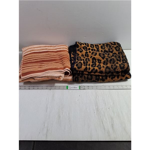 (2) Pairs of Bath Towels
