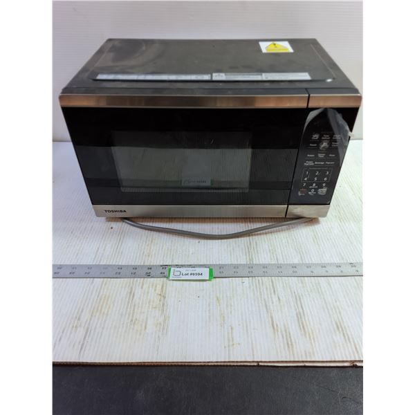 Toshiba Microwave - Tested & Powers On - Door Not Opening - For Parts - As Is, Pickup Only