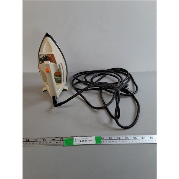GE Light & Easy Steam Iron- Powers On