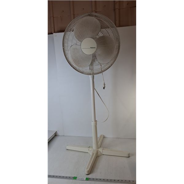 Holmes Oscillating Floor Fan- Powers On, Can't Ship