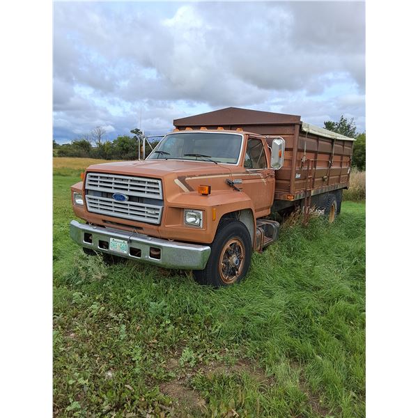 1985 Ford F-800 Grain Truck (5-speed, 2 hydraulics, PTO)-Pickup offsite South of Allan