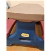 Image 4 : *Little Tikes Kids Table and Chairs - 26" x 30" x 18, Pickup Only