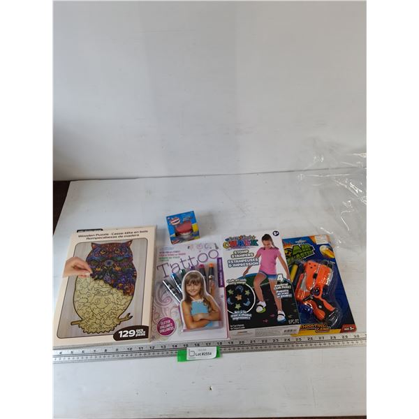 (5) New Kids Toys, Chalkstompers, Wooden Owl Puzzle, Glitter Tattoo Set, Windup Chatter Teeth